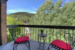 due sedie e un tavolo su un balcone con vista di PARK STATION 147 condo a Park City