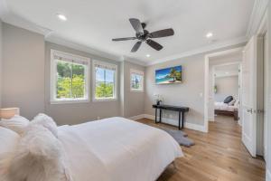 a bedroom with a white bed and a ceiling fan at Luxury Woodbrigde -8 Bedroom in Los Angeles