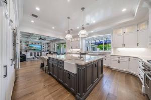 a large kitchen with white cabinets and a large island at Luxury Woodbrigde -8 Bedroom in Los Angeles