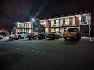 une rue avec des voitures garées en face des bâtiments la nuit dans l'établissement Executive Inn Coopersburg, à Coopersburg