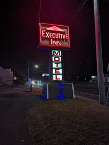 un panneau de néon pour une auberge d'évacuation la nuit dans l'établissement Executive Inn Coopersburg, à Coopersburg
