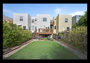 un patio con césped frente a un edificio en Big Lux Home w/Beaches, Golden Gate Park & Bridge. en San Francisco
