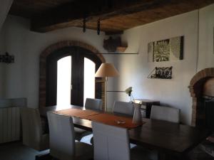 Altes Backhaus in Maranzana في Mombaruzzo: غرفة طعام مع طاولة وكراسي خشبية