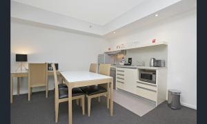 Η κουζίνα ή μικρή κουζίνα στο Pandanas Apt 2 (10th floor, Pool & City views)