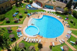 Swimming pool sa o malapit sa Hotel El Habib Monastir