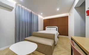Habitación hospitalaria con 2 camas y mesa en Number25 Hotel Namchuncheon, en Chuncheon