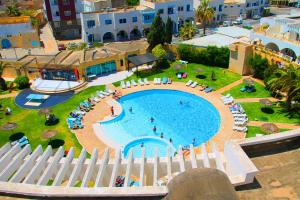 Swimming pool sa o malapit sa Hotel El Habib Monastir
