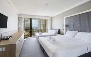 Habitación de hotel con 2 camas y TV de pantalla plana. en Serain Residences On View en Gold Coast