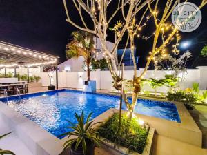 een zwembad 's nachts met verlichting op een gebouw bij Gran Estancia Villa @ JBcity Home in Johor Bahru