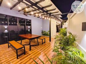 een kamer met een tafel, banken en planten bij Gran Estancia Villa @ JBcity Home in Johor Bahru