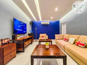 een woonkamer met een bank en een tv bij Gran Estancia Villa @ JBcity Home in Johor Bahru