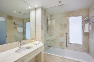 y baño con bañera, lavamanos y ducha. en Serain Residences On View en Gold Coast