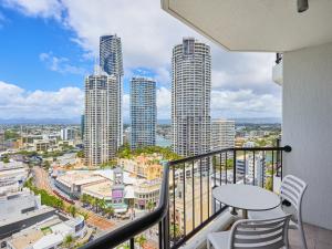 un balcón con mesa y sillas y edificios altos en Serain Residences On View en Gold Coast