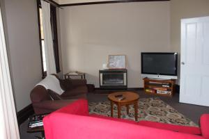 een woonkamer met een bank en een tv bij St Marys Hotel and Bistro in Saint Marys