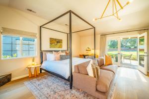 1 dormitorio con cama con dosel y sofá en The Ruse, en Healdsburg