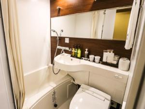 La salle de bains est pourvue de toilettes, d'un lavabo et d'une baignoire. dans l'établissement HOTEL LiVEMAX Mikawaanjo Ekimae, à Anjomachi