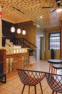 Bunde Haus Hotel EXPRESS BOUTIQUE في إباغويه: غرفة مع طاولة وكراسي في مبنى