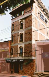 un edificio in mattoni con finestre sul lato di Bunde Haus Hotel EXPRESS BOUTIQUE a Ibagué