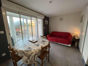 Posteľ alebo postele v izbe v ubytovaní T2 à Valras-Plage avec Terrasse, Parking Privé, 4 Pers., Proche Plage et Commerces - FR-1-701-19