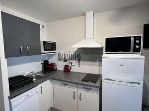 Kuchyňa alebo kuchynka v ubytovaní T2 à Valras-Plage avec Terrasse, Parking Privé, 4 Pers., Proche Plage et Commerces - FR-1-701-19