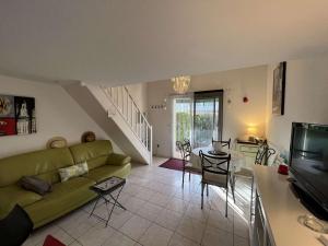 Televízia a/alebo spoločenská miestnosť v ubytovaní Pavillon Climatisé 2P Mezzanine avec 2 Terrasses et Piscine, à 650m de la Plage - 6 Pers - FR-1-701-4
