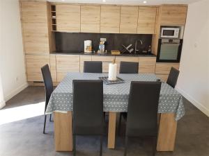 Kuchyňa alebo kuchynka v ubytovaní Bel Appartement Cœur de Ville, 6 Pers, Terrasse, Clim, Parking, à 400m de la Plage - FR-1-701-7 + 5 fotografií