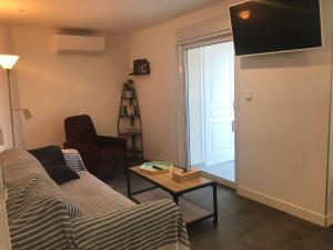 Televízia a/alebo spoločenská miestnosť v ubytovaní Bel Appartement Cœur de Ville, 6 Pers, Terrasse, Clim, Parking, à 400m de la Plage - FR-1-701-7