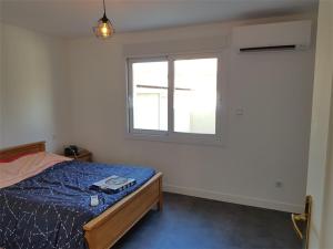 Posteľ alebo postele v izbe v ubytovaní Bel Appartement Cœur de Ville, 6 Pers, Terrasse, Clim, Parking, à 400m de la Plage - FR-1-701-7