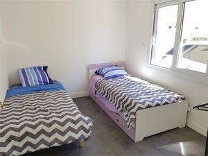 Posteľ alebo postele v izbe v ubytovaní Bel Appartement Cœur de Ville, 6 Pers, Terrasse, Clim, Parking, à 400m de la Plage - FR-1-701-7