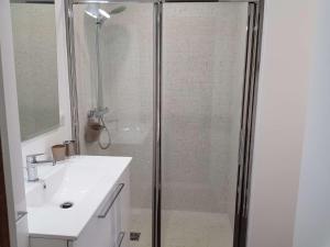 Kúpeľňa v ubytovaní Bel Appartement Cœur de Ville, 6 Pers, Terrasse, Clim, Parking, à 400m de la Plage - FR-1-701-7