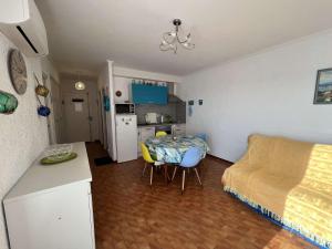 Kuchnia lub aneks kuchenny w obiekcie Charmant T2 avec terrasse, climatisation, parking - Valras-Plage - FR-1-701-6