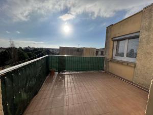 balkon z widokiem na budynek w obiekcie Charmant T2 avec terrasse, climatisation, parking - Valras-Plage - FR-1-701-6 w mieście Valras-Plage +2 zdjęcia