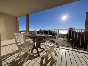 einen Tisch und Stühle auf einem Balkon mit Meerblick in der Unterkunft Appartement Valras-Plage, 2 pièces, 4 personnes - FR-1-701-18 in Valras-Plage