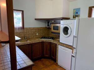 kuchnia z lodówką, pralką i suszarką w obiekcie Maison avec Terrasse, BBQ, Cour, 700m Plage, 3 Pièces, 6 Personnes - FR-1-701-11 w mieście Vendres +2 zdjęcia
