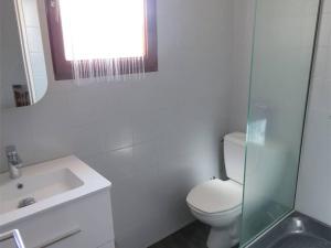 biała łazienka z toaletą i umywalką w obiekcie Maison avec Terrasse, BBQ, Cour, 700m Plage, 3 Pièces, 6 Personnes - FR-1-701-11 w mieście Vendres