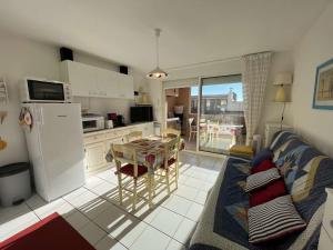 Kuchyňa alebo kuchynka v ubytovaní Appartement T2 avec terrasse et garage, à 80m de la plage - FR-1-701-21
