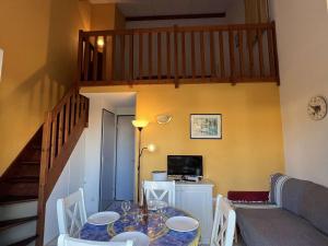 Televízia a/alebo spoločenská miestnosť v ubytovaní Pavillon 4 pers avec piscine, terrasse, parking, à 700m de la plage et proche commerces - FR-1-701-20