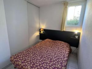 Posteľ alebo postele v izbe v ubytovaní Pavillon 4 pers avec piscine, terrasse, parking, à 700m de la plage et proche commerces - FR-1-701-20