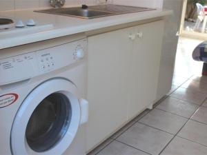Zdjęcie z galerii obiektu Maison cosy avec terrasse, 2 chambres, piscine partagée, proche plage et commerces, Gruissan - FR-1-229-832 w mieście Gruissan