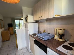 Kuchyňa alebo kuchynka v ubytovaní Pavillon à Valras-Plage avec Piscine, Jardinet, Proche Plage et Commerces, Capacité 6 Personnes - FR-1-701-23