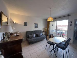 Posedenie v ubytovaní Charmant T2 en Centre-ville avec Piscine, Terrasse et Parking, à 500m de la Plage ! - FR-1-701-29