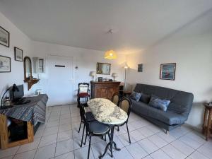 Posedenie v ubytovaní Charmant T2 en Centre-ville avec Piscine, Terrasse et Parking, à 500m de la Plage ! - FR-1-701-29