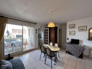 Posedenie v ubytovaní Charmant T2 en Centre-ville avec Piscine, Terrasse et Parking, à 500m de la Plage ! - FR-1-701-29 + 2 fotografie