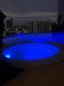 สระว่ายน้ำที่อยู่ใกล้ ๆ หรือใน Pandanas Apt 3 (Darwin CBD, Harbour views)