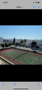 ein Bild eines Tennisplatzes mit in der Unterkunft Ana Sun in Albufeira