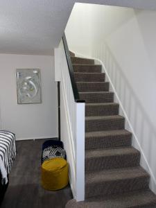 una escalera en una habitación con escalera en Newly Refurbished Home in Bradley Stoke, near Cribbs Causeway, Bristol, for Long Stays, Group Stays, Contractors, Sleeps up to 7 guests, Free Parking!!, en Bristol