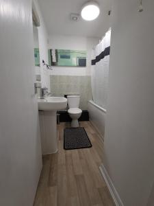 a bathroom with a sink and a toilet and a tub at Newly Refurbished Home in Bradley Stoke, near Cribbs Causeway, Bristol, for Long Stays, Group Stays, Contractors, Sleeps up to 7 guests, Free Parking!! in Bristol