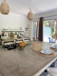 eine Küche mit einer Arbeitsplatte und einem Tisch mit Lebensmitteln in der Unterkunft La Reserve Villa Tropicana in Pipa