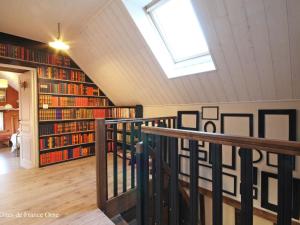 a room with a staircase with a lot of books at Gîte Athis-Val de Rouvre, 4 pièces, 6 personnes - FR-1-497-172 in Bréel