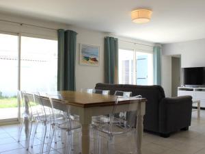 Telewizja i/lub zestaw kina domowego w obiekcie Maison neuve 8 pers. avec terrasse, 600m de la plage, La Cotinière, Saint-Pierre-d'Oléron - FR-1-246A-185